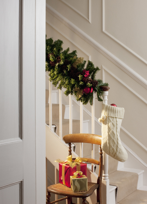 Nem tudod, hogyan dekoráld a lépcsődet karácsonyra? – Íme, pár inspiráció