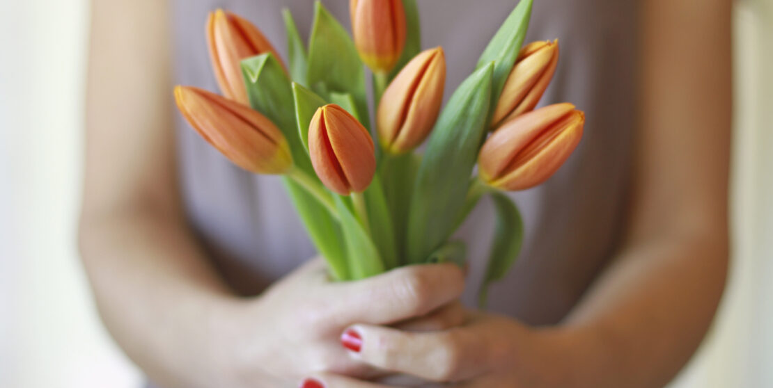 Egyszerű, de nagyszerű trükk, amitől tulipánod akár 1 hétig sem fog elhervadni!