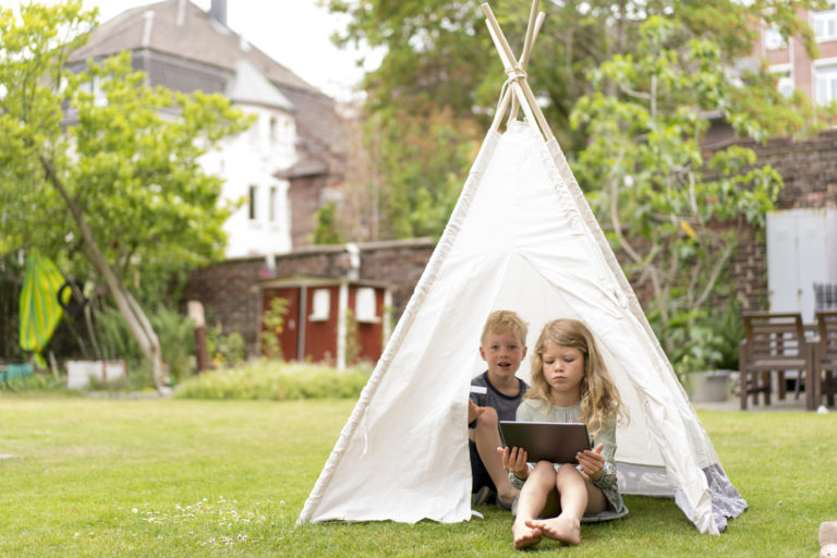 DIY kerti sátor – 5 tipp, amivel seperc kempinghangulatot varázsolhatsz a gyerkőcöknek