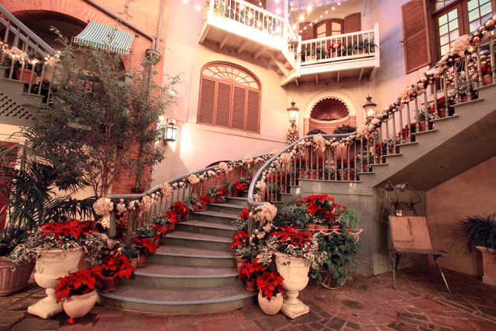 Nem tudod, hogyan dekoráld a lépcsődet karácsonyra? – Íme, pár inspiráció