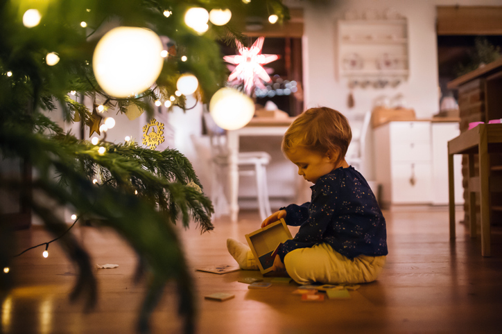 Játékos és könnyed karácsonyi nappali a HYGGE stílus jegyében