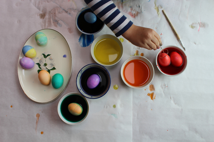 Így készíts csodás márvány mintás húsvéti tojásokat! VIDEÓ!