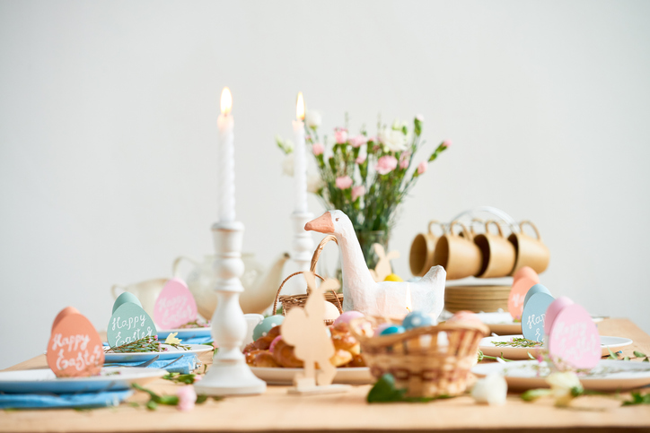 Csináld utánuk! Szemet gyönyörködtető virágkompozíciók a húsvéti asztalra