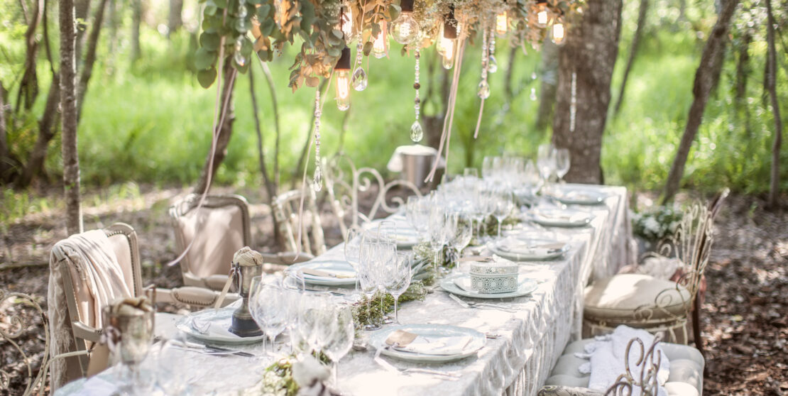 Szerelembe ejtő dekor – Esküvői asztaldekorációs tippek a nagy napra