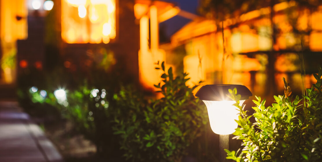 5 ötlet kerti napelemes lámpák elhelyezésére – Inspirációra fel!
