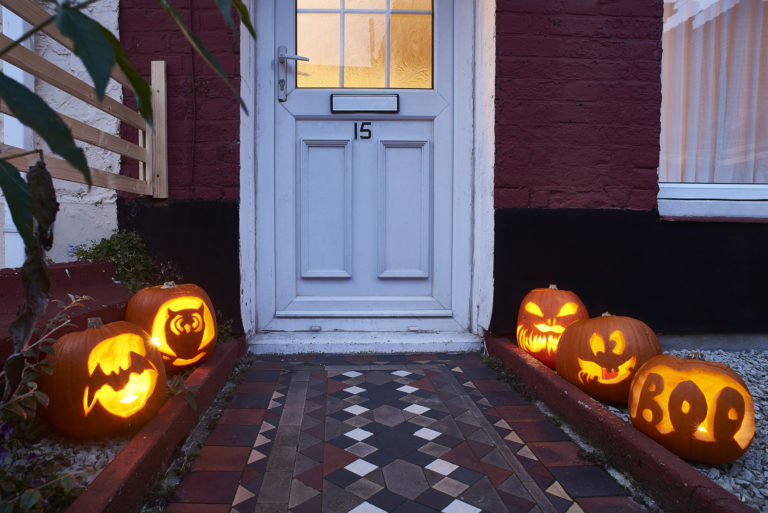 Könnyen és olcsón megvalósítható halloween ajtódekor ötletek képekkel