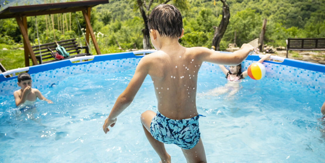Élvezd a nyarat tiszta medencében! 6 spórolási tipp a medence karbantartásához