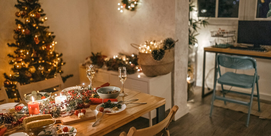 Különleges karácsonyi asztaldekoráció – Mit szólsz a feketéhez és a méregzöldhöz?