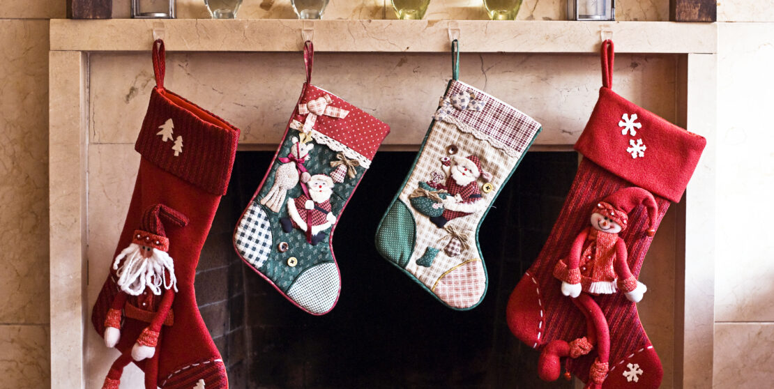 "Csináld magad" szép karácsony IX. – Így készíts karácsonyi zokni dekorációt régi ruhákból