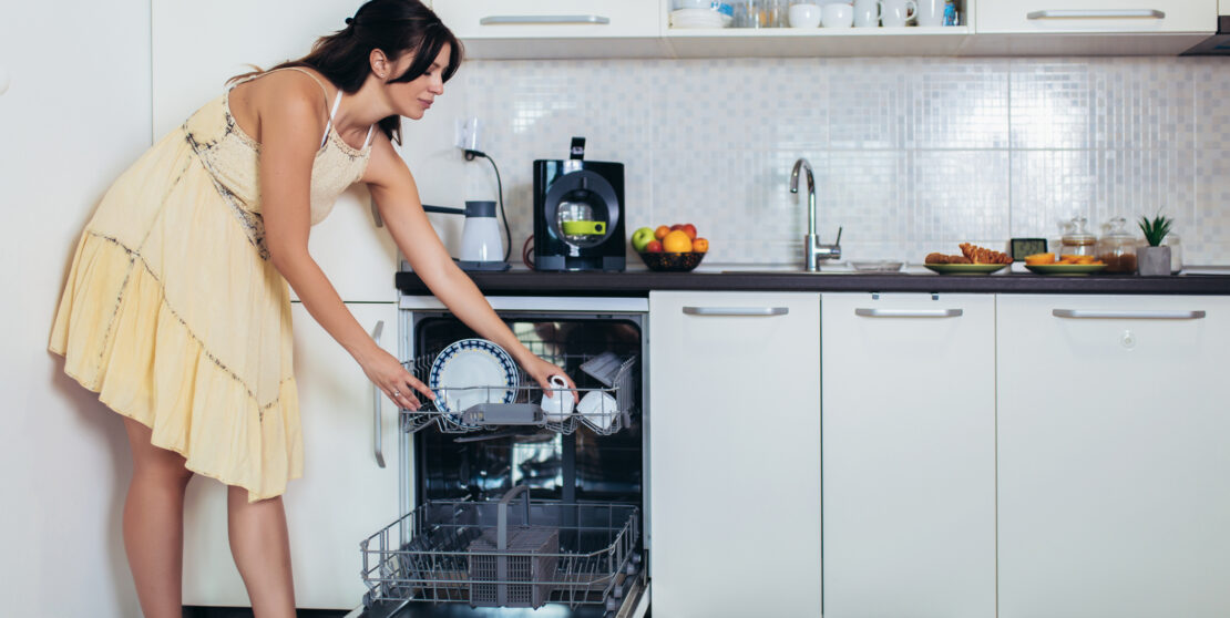 Így kell szakszerűen kitakarítani a mosogatógépet