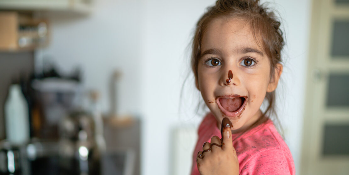 Csokifoltok eltávolítása – Ezekkel a praktikákkal biztosan sikerül!