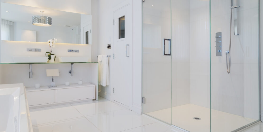 Fehér fürdőszoba ötletek képekkel – Az elegáns és a modern tökéletes keveréke