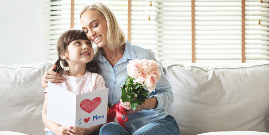Papírból készült gyöngyvirág anyák napjára – Lepd meg ezzel édesanyádat!