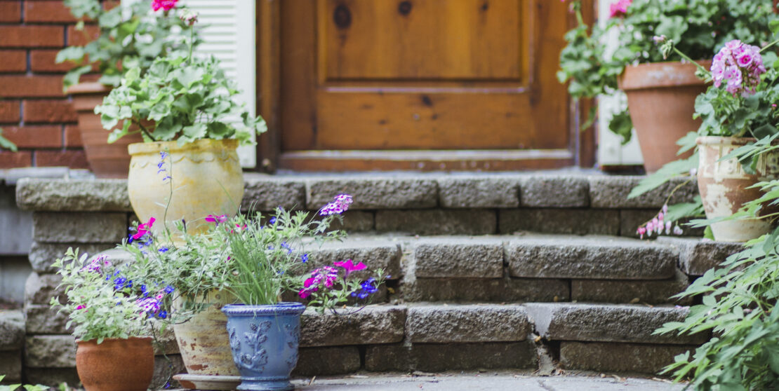 5 szuper ötlet, hogyan dekoráld nyáron a bejárati ajtód környékét