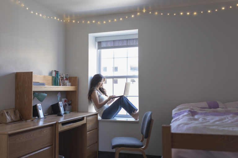 Három, kettő, egy, beköltözés! – 6 tipp, hogy otthonos&praktikus legyen a kollégiumi szoba
