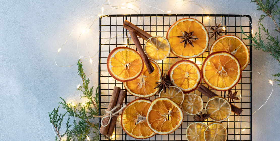 Fenntartható és trendi: Így készíthetsz karácsonyi girlandot szárított narancsokból