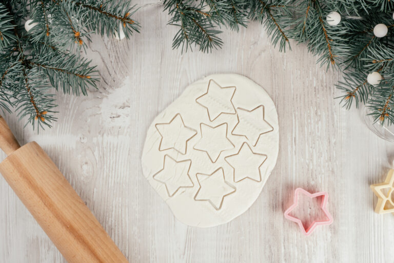 Magad készítette dísz a karácsonyfára: aranyos csillagok sótésztából