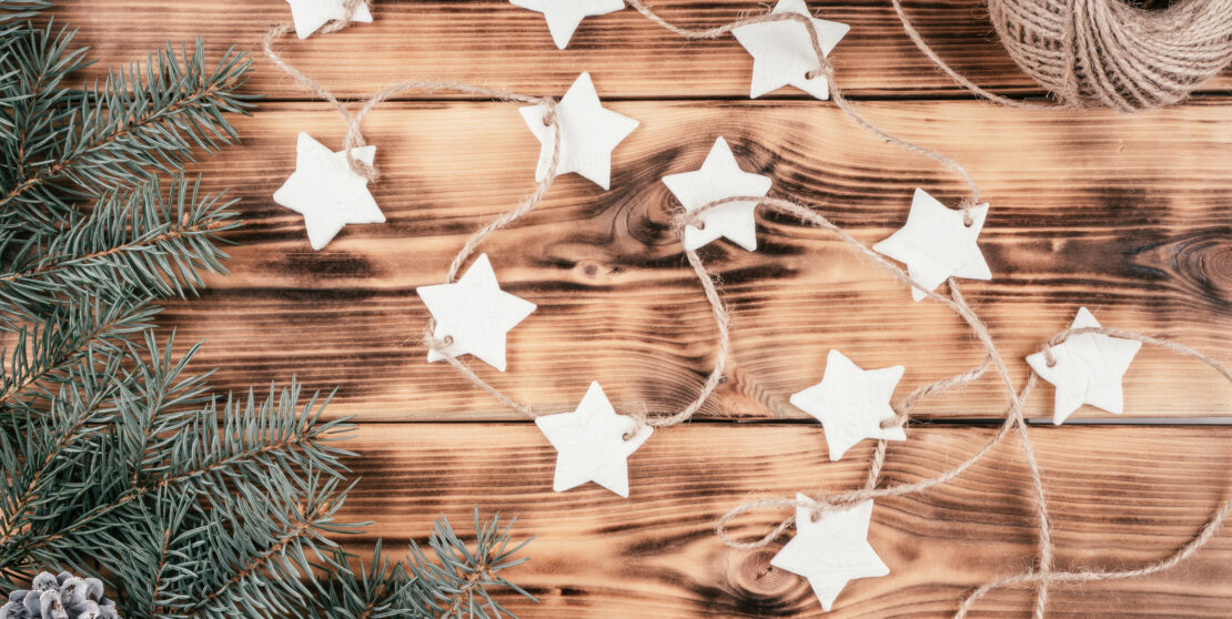 Magad készítette dísz a karácsonyfára: aranyos csillagok sótésztából