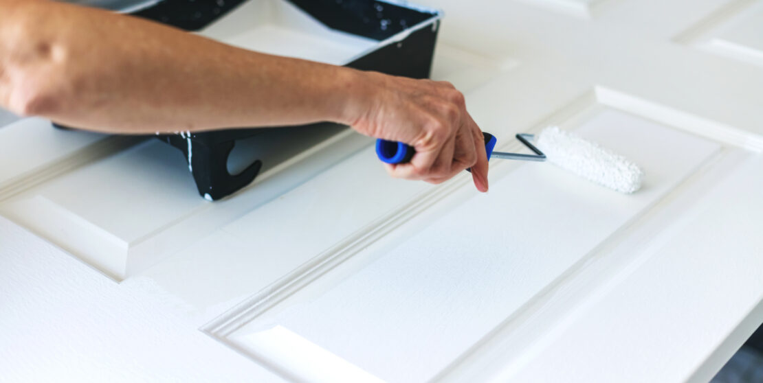 Ajtófestés tippek – Hogyan kell helyesen festeni a nyílászárót?