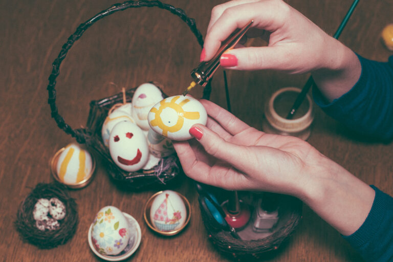 4 zseniális tojásfestési trükk, amivel biztosan sikert aratsz