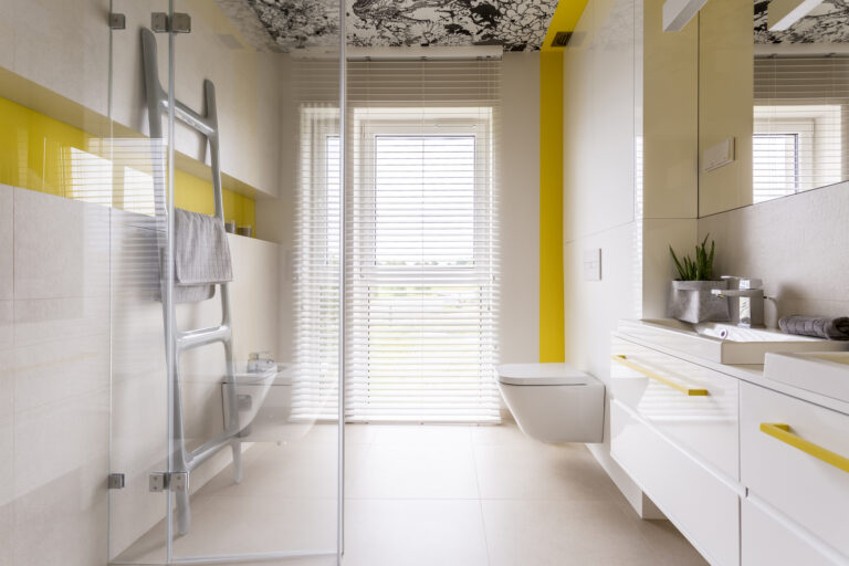 Trendi és frissítő: sárga és szürke színek a fürdőszobában