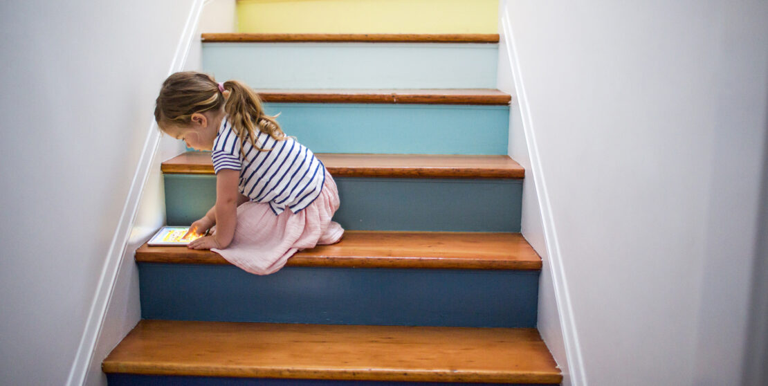 Ötletek, hogyan varázsold színessé az unalmas lépcsőd