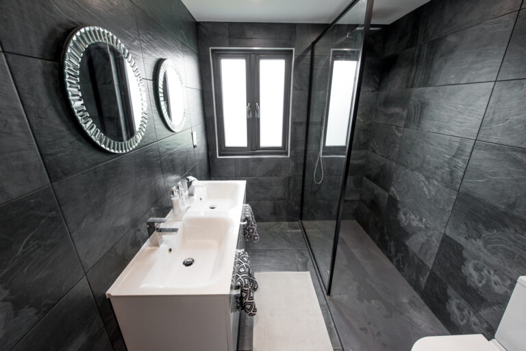 A fekete zuhanykabinok ereje! 10 zseniális fürdőszoba, amit fekete keretbe foglaltak