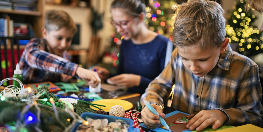 Karácsonyi díszek papírból – Készülj kézműves dekorációkkal az ünnepekre