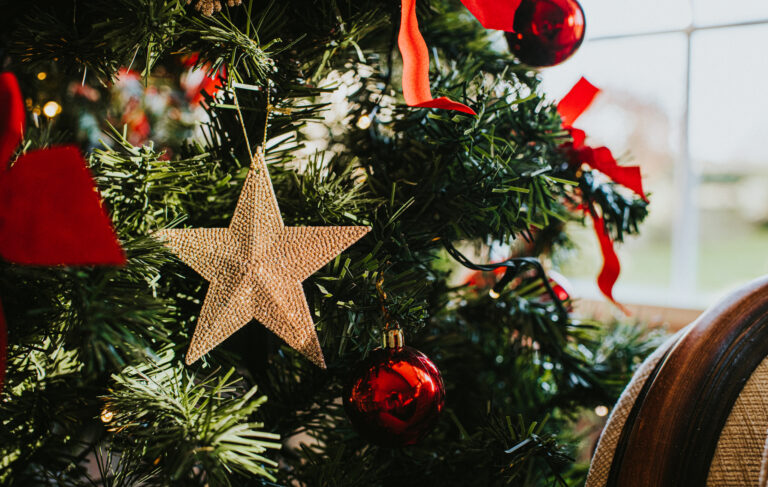 Karácsonyfa, adventi koszorú, ünnepi színek – Ez áll a tradíciók hátterében