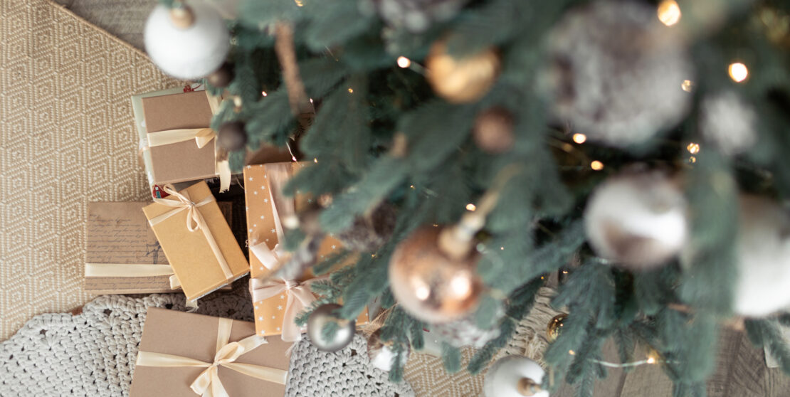 Dobd fel a régi karácsonyi díszeket szalaggal – Íme, az idei ünnepi szezon nagy trendje