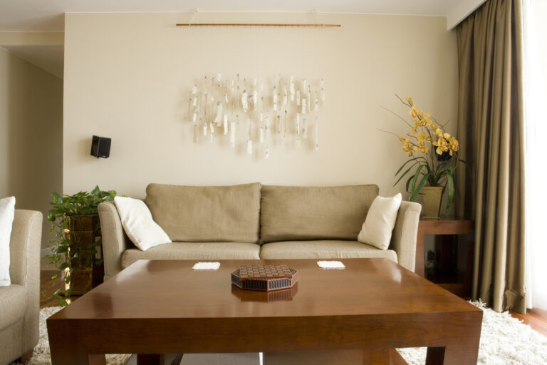 4 lakberendezési tipp, amivel kiemelhetsz egy barna kanapét