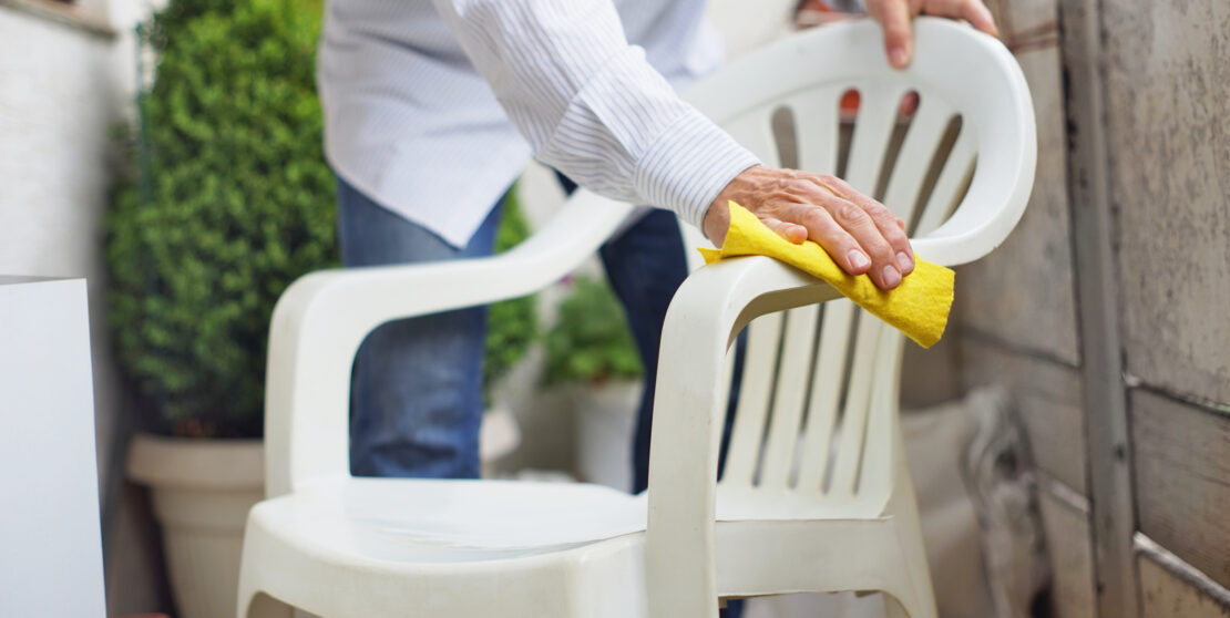 Így varázsold újra fehérré a kerti műanyag székeket